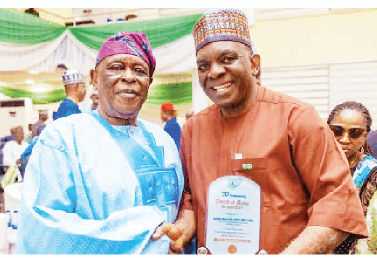 L-R: Former Governor of Ogun State, Aremo Olusegun Osoba and the Executive Secretary, Nigerian Shippers' Council (NSC), Dr Pius Akutah, after the Shippers' Council's ES was conferred with the Outstanding Media Supporter Award at the 70th anniversary celebration event of the Nigerian Union of Journalists (NUJ), in Abuja, over the weekend.