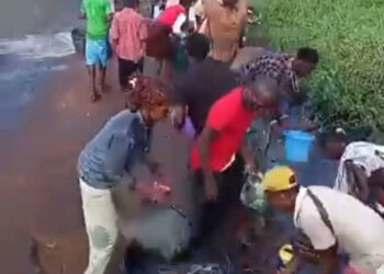 Edo Residents Ignore Danger To Scoop Diesel From Fallen Tanker