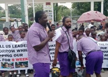 FCT Teachers’ Strike: Activist VeryDarkMan Stages Protest At Ministry’s Gate, Teaches Kids
