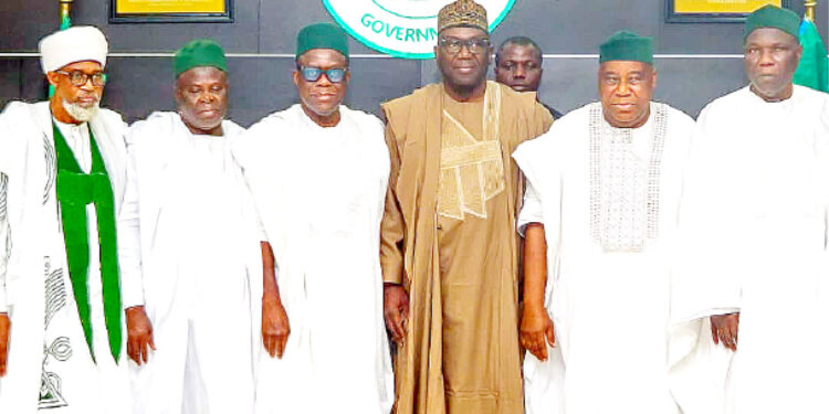 Kwara State governor, AbdulRahman AbdulRazaq (3rd left) in a group photograph with the leaders of Ansar-ud-Deen Society of Nigeria during their visit to the Government House, Ilorin. PHOTO BY ABDULLAHI OLESIN.