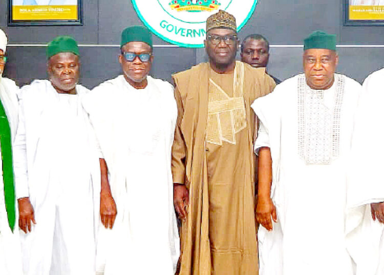 Kwara State governor, AbdulRahman AbdulRazaq (3rd left) in a group photograph with the leaders of Ansar-ud-Deen Society of Nigeria during their visit to the Government House, Ilorin. PHOTO BY ABDULLAHI OLESIN.