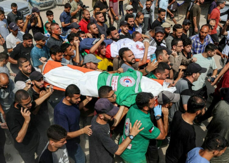 EDITORS NOTE: Graphic content / Mourners march with the bodies of the Al Jazeera journalists who were killed in an overnight Israeli strike on their tent in Gaza City, from Al-Shifa hospital to their burial at the Sheikh Radwan cemetery in Gaza City on August 11, 2025. Qatari broadcaster Al Jazeera said on August 11, that five of its journalists were killed in an Israeli strike. Al Jazeera said five had been killed: correspondents Anas al-Sharif and Mohammed Qreiqeh along with camera operators Ibrahim Zaher, Mohammed Noufal and Moamen Aliwa. (Photo by Omar AL-QATTAA / AFP)