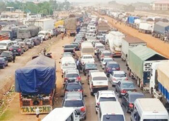 Motorists Stranded As Truck Drivers Block Abuja-Lokoja Road Over Soldiers’ Assault