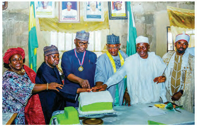 Artisans Hail AbdulRazaq's Empowerment Schemes 1 Governor AbdulRahman AbdulRazaq (3rd left), senior adviser/ counselor, Alh Saadu Salahu (2nd left) and officials of Kwara Artisans Congress. PHOTO BY ABDULLAHI OLESIN, ILORIN.