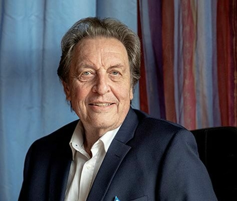 Elon Musk’s Father Errol Accused Of Sexually Abusing His Children, Stepchildren 1 Errol Musk the 79 year old father of tech billionaire Elon Musk