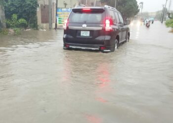 Motorists, Pedestrians Lament As Flood Submerges Lagos Roads