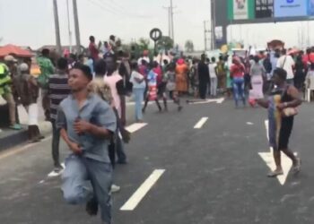 Oworonshoki Residents Protest Demolition, Shut Down Third Mainland Bridge In Lagos