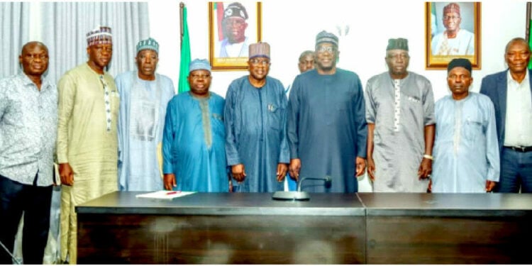 L- R: Dr Yusuf Manjo( director of Finance), Alh Yusuf  Abdullahi Jubril ( director of Administration), Dr Ghali Alaaya, Alh Saadu Salahu( senior adviser/ counselor); President General of Gamji Members Association(GAMA),  Alh Tunde Akanbi, Governor AbdulRahman AbdulRazaq; Engr. Usman Jibril( deputy president general), Alh Abdullahi Olesin( director of Publicity) and Lawyer H.O Buhari( legal adviser) when the leadership of GAMA paid a courtesy visit to  the Governor at Ahmadu Bello House, Ilorin, Kwara State .