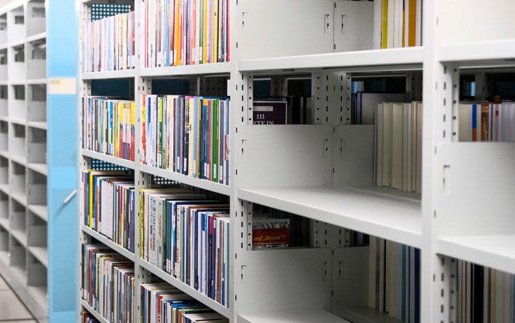 unterirdisches Magazin in der Deutschen Nationalbibliothek in Frankfurt am Main mit teils vollen, teils noch leeren Regalböden