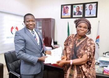 EFCC Hands Over Recovered N42.5m To 70-yr-old Victim In Kaduna