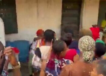 Anambra Poll: Voters Agitated As BVAS Failure Stalls Voting At Fegge Ward 5