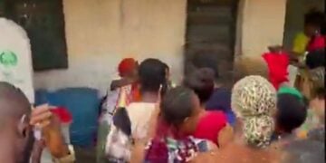 Anambra Poll: Voters Agigated As BVAS Failure Stalls Voting At Fegge Ward 5