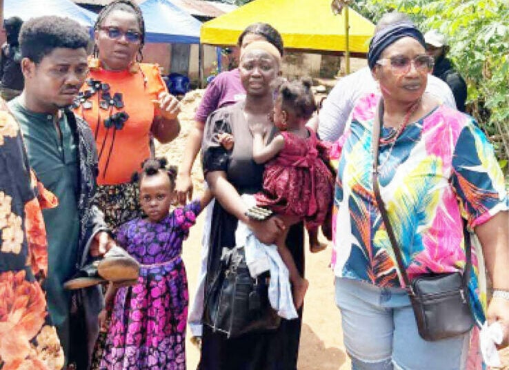 Corpse Water The Widow , Mrs. Chika Ndubuisi Akamegbulem and her children with Imo State commissioner for Women Affairs, Lady Nkechi Ugwu, and members of the Onurube Coalition Group during the burial ceremony