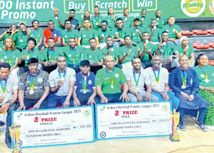 Sokoto H/Ball Teams Win N3m At Ardova Premier League 2025 1 Sokoto Rima Strikers and Rima Queens, with team officials pose for photograph, with their dummy cheques.