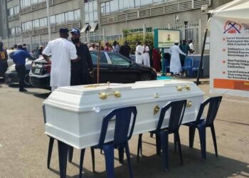 PICTORIAL: Protesting Contractors Block Finance Ministry With Coffin, Demand N500bn Debt Settlement