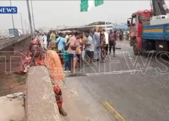 Many Injured As Container Truck Collides With 18-seater Bus On Lagos-Ibadan Expressway