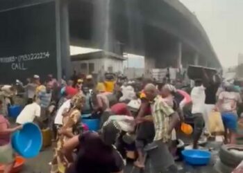 Lagos Warns Residents Against Scooping Fuel After Fuel Tanker Overturns On Tincan–Liverpool Bridge