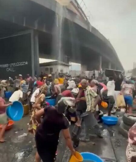 Lagos Warns Residents Against Scooping Fuel After Fuel Tanker Overturns On Tincan–Liverpool Bridge 1 Fuel scoop