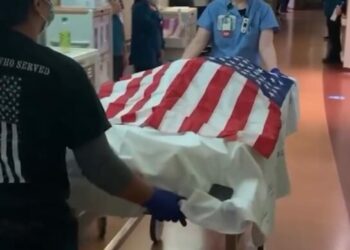US Health Workers Pay Tribute To Slain ICU Nurse Alex Pretti