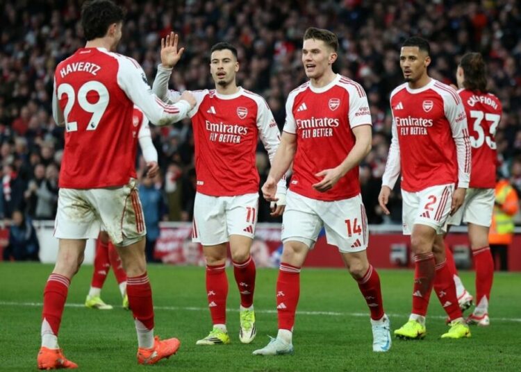 Arsenal Extend Premier League Lead With Sunderland Victory, United Beat 10-man Tottenham 1 Arsenal Extend Premier League Lead With Sunderland Victory