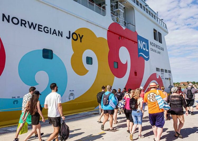 Angry Passengers Lambast Norwegian Cruise Line’s ‘Idiotic’ New Dress Code 1 Passengers