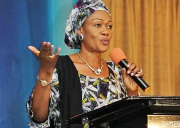 IWD: Teni Pushed Past Security To Greet 1st Lady Remi Tinubu At VIP Section In Uyo