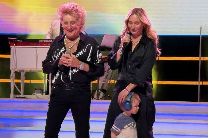 Rod Stewart, 81, Performs 'Forever Young' with Daughter, 2-Year-Old Grandson 1 Rod Stewart