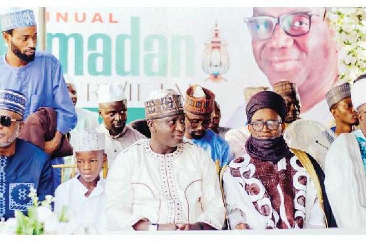From left, coordinator, Kwara Central APC Elders Caucus, Alh Razaq Lawal,speaker, Kwara State House of Assembly, Engr. Yakubu Salihu- Danladi,(3rd left), Imam Imale of Ilorin, Sheikh Abdullahi AbdulHameed and chief Imam of Offa, Sheikh Muyideen Salman during a Ramadan lecture at the Speaker's Lodge, Ilorin. Photo by Abdullahi Olesin.