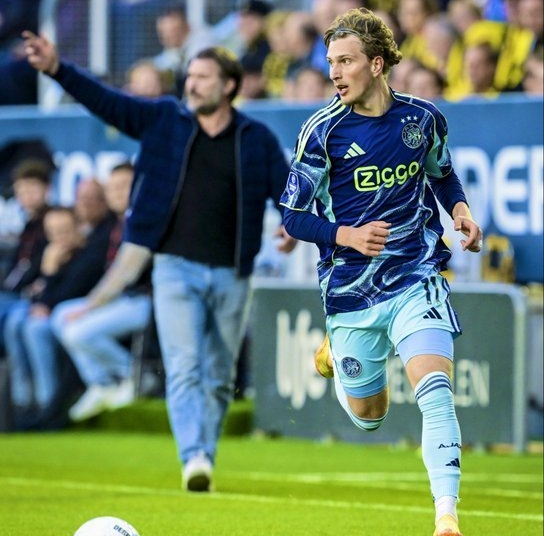 Arsenal Eye Ajax Youngster Mika Godts 1 AJAX
