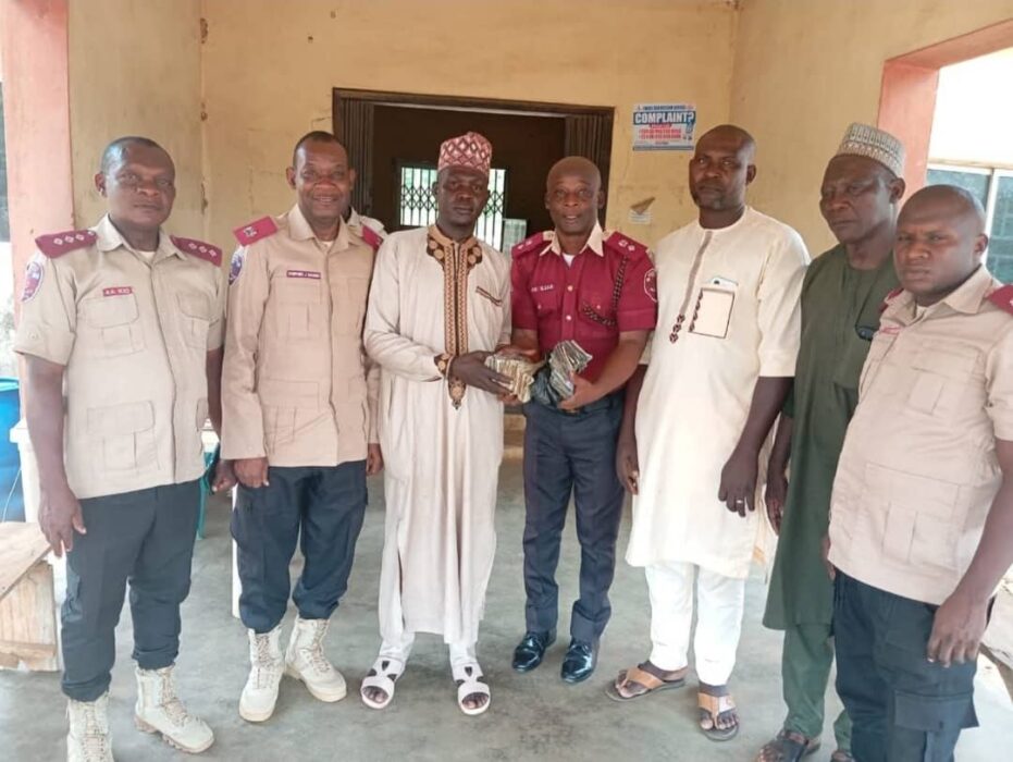 FRSC Hands Over N1.12m Cash Recovered From Accident Scene To Victim’s Family