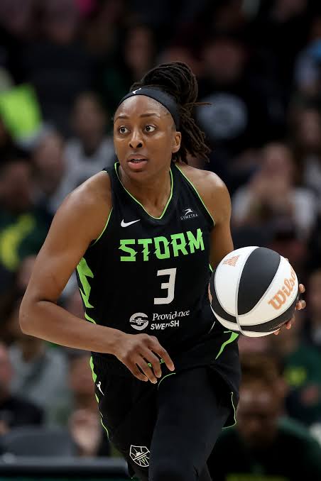 Women’s Basketball: Ogwumike To Re-sign With Sparks