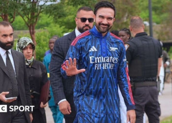 New York Mayor Wears Arsenal kurta At Eid Prayers