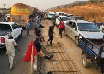 Sallah: Travellers Stranded As Heavy Gridlock Closes Abuja-Kaduna Road