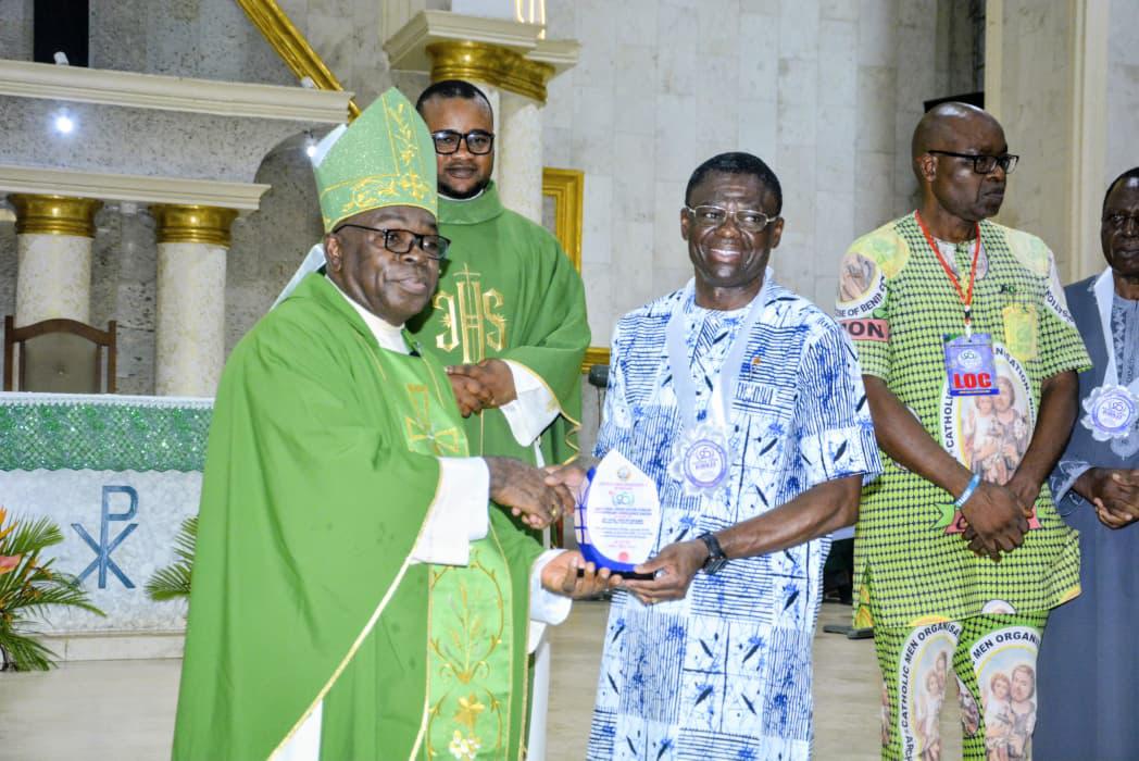 Archbishop Akubueze Honours NIS Boss Philip Shaibu At CMO Silver Jubilee