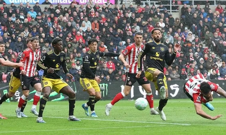 Lammens, Woodwork Snatch Famous Win From Sunderland Against Man Utd 1 Lammens