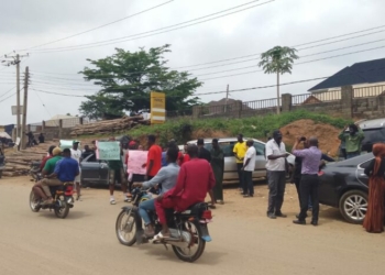 Mpape Residents Block AEDC Office Over 4-month Electricity Outage, Demands N3.7m Refund