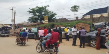 Mpape Residents Block AEDC Office Over 4-month Electricity Outage, Demands N3.7m Refund 3 Mpape Residents Block AEDC Office Over 4-month Electricity Outage, Demands N3.7m Refund