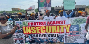Commuters Stranded As Protesters Block Major Roads In Oyo Over Insecurity 3 Commuters Stranded As Protesters Block Major Roads In Oyo Over Insecurity