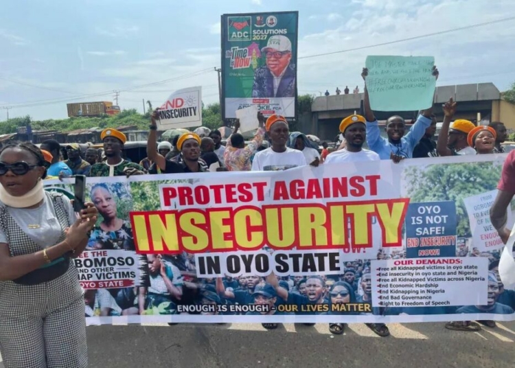 Commuters Stranded As Protesters Block Major Roads In Oyo Over Insecurity 1 Commuters Stranded As Protesters Block Major Roads In Oyo Over Insecurity