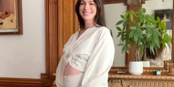 Anne Hathaway Expecting Third Child, Reveals Baby Bump In St. Tropez 2 Anne Hathaway Expecting Third Child, Reveals Baby Bump In St. Tropez