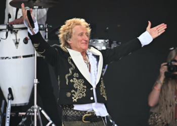 Rod Stewart Halts Gig To Grab Oxygen After Nearly Collapsing On Stage