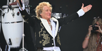 Rod Stewart Halts Gig To Grab Oxygen After Nearly Collapsing On Stage 3 Rod Stewart Halts Gig To Grab Oxygen After Nearly Collapsing On Stage