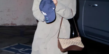 Kim Kardashian Debuts Platinum Blonde Bob In Dramatic New Look 2 Kim Kardashian Debuts Platinum Blonde Bob In Dramatic New Look