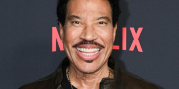 Lionel Richie Cuts Concert Short After Falling Ill On Stage