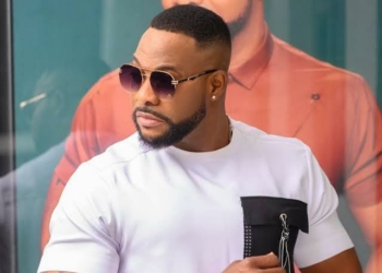 Nollywood Actor Bolanle Ninalowo Gives Out Cash To Struggling Followers