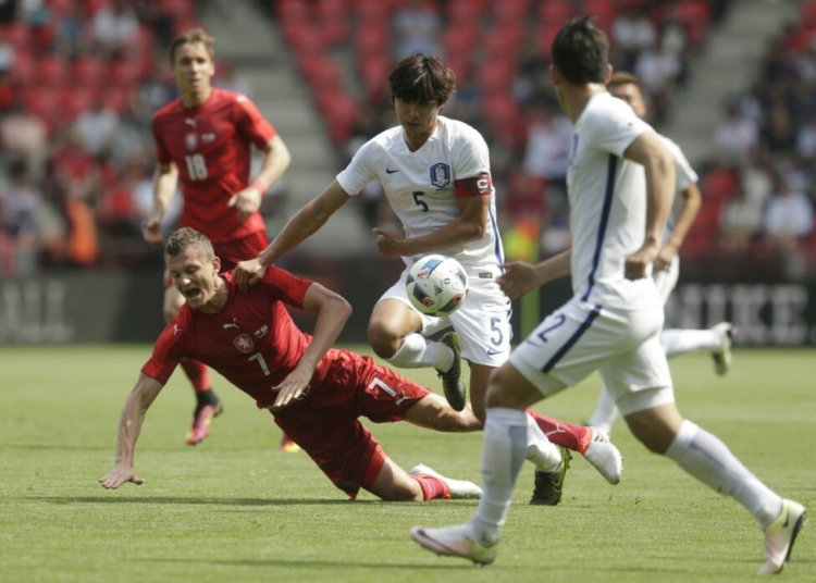 Late Drama As 10-Man South Korea Beat Czech Republic In World Cup Opener 1 South Korea's Kwak Tae-hwi, right, challenges Czech Republic's Tomas Necid, left, during their friendly soccer match in Prague, Czech Republic, Sunday, June 5, 2016. (AP Photo/Petr David Josek)