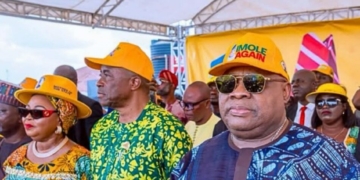 Many Injured As Podium Collapses With Governor Adeleke, Sister, Chief Of Staff Present 2 Many Injured As Podium Collapses With Governor Adeleke, Sister, Chief Of Staff Present
