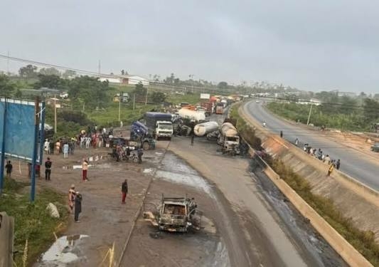 Six Die, 8 Rescued As Tanker Crash Causes Fire, Gridlock On Lagos–Ibadan Expressway 1 lagos ibadan crash