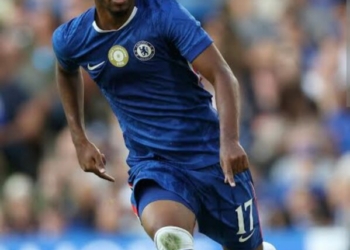 Manchester United Target Chelsea Midfielder Santos Amid Midfield Crisis