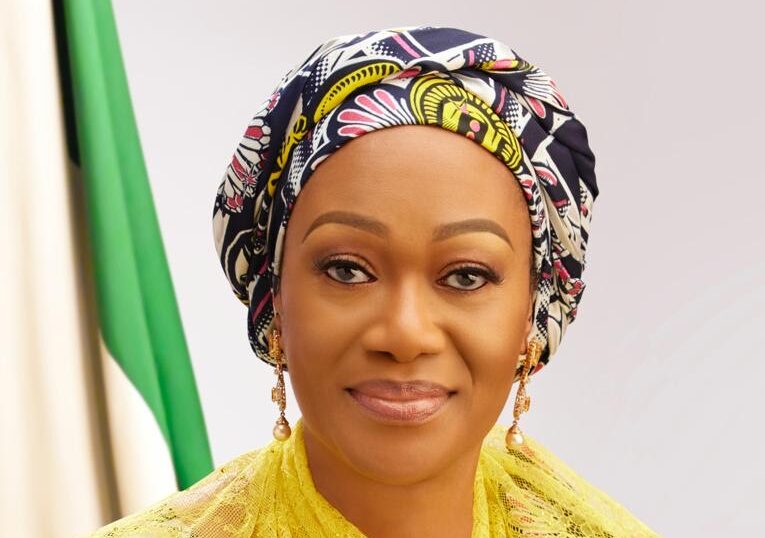 Tinubu Leaves Guests Laughing As He Dubs First Lady ‘Iya Alakara’ At State House Dinner
